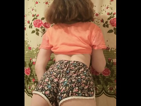 ❤️ Tânără sexy care se dezbracă de pantaloni scurți în fața camerei de filmat ❤  at ro.xxx-wow-net.ru ❌