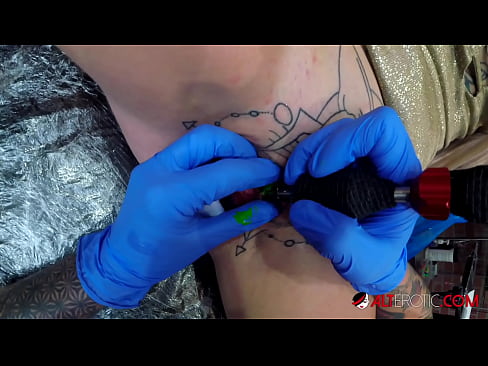 ❤️ Sully Savage, o bunăciune extrem de tatuată, și-a făcut un tatuaj pe clitorisul ei ❤  at ro.xxx-wow-net.ru ❌